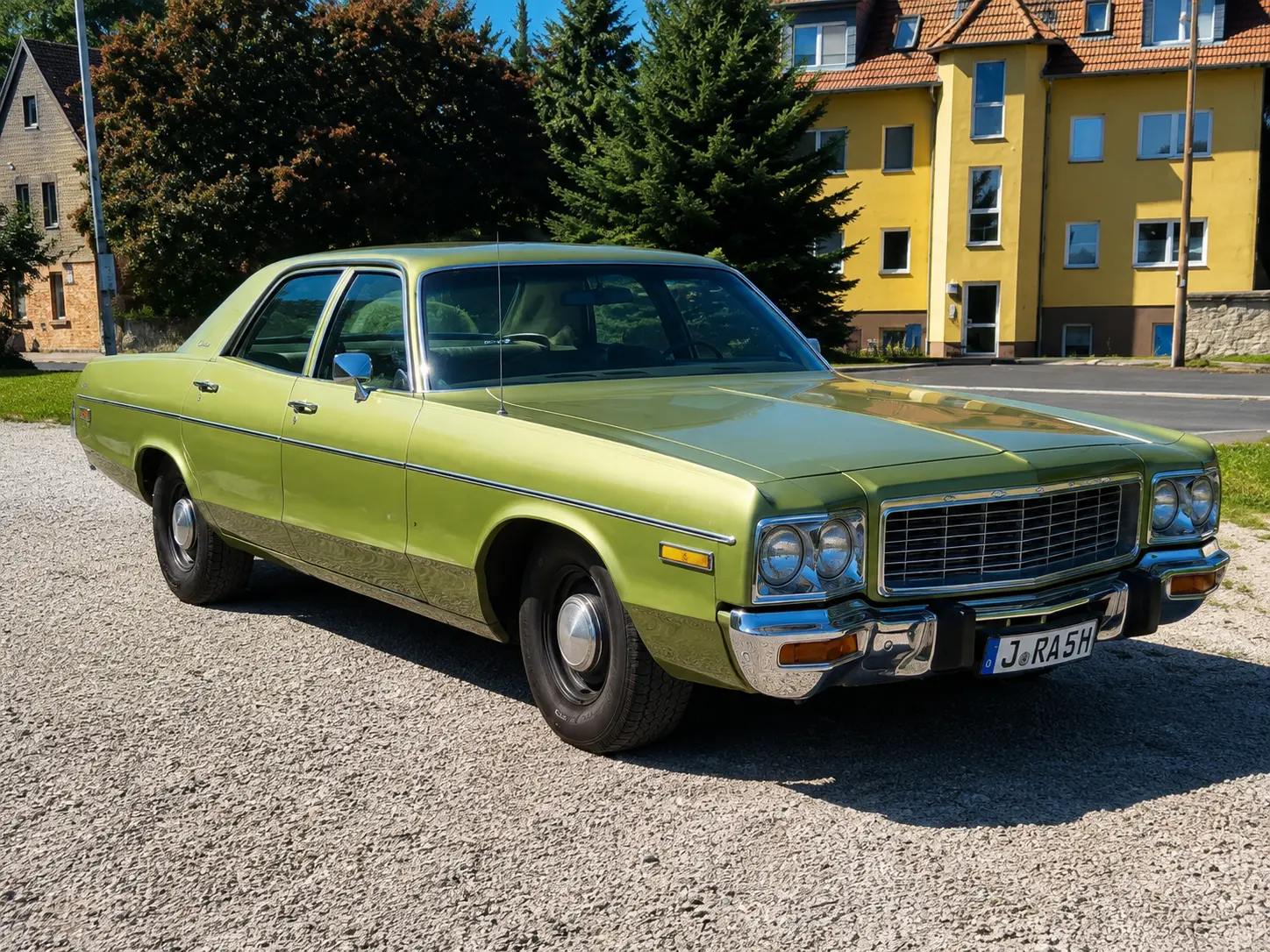 Frontansicht des grünen US-Klassikers auf dem Kiesplatz von Country Cars